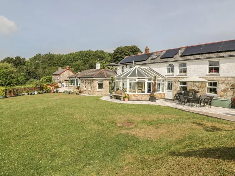 Chapel Green cottage with conservatory and outdoor dining area overlooking a large garden lawn