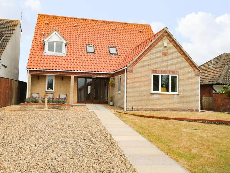 Drifters cottage with red tiled roof and gravel front garden