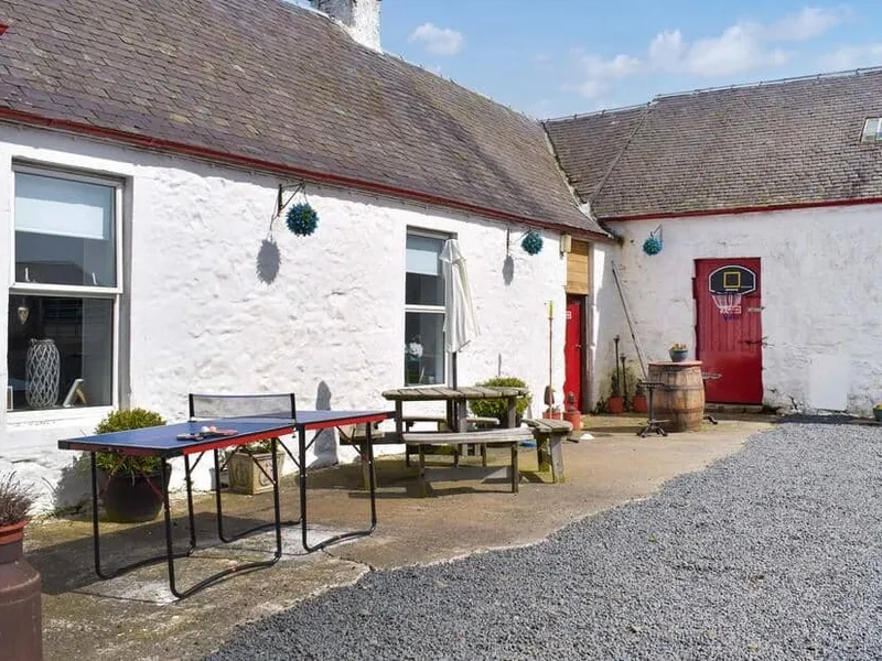 Muirston Farmhouse courtyard with outdoor seating and table tennis table