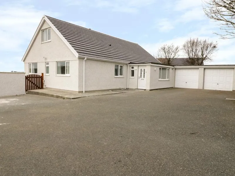 Rhos Helyg with driveway and double garage on a clear day