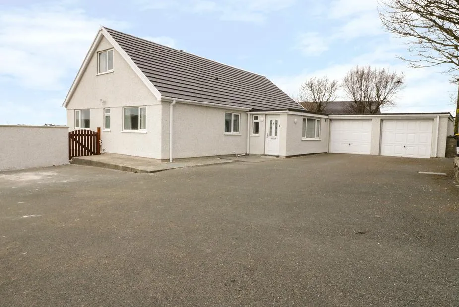 Rhos Helyg with driveway and double garage on a clear day