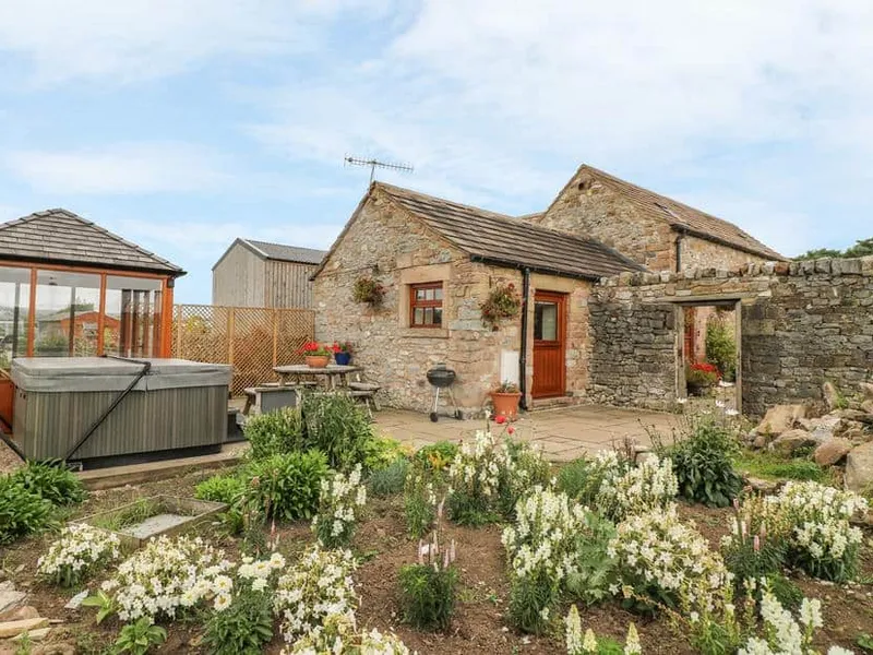 The Cow Shed stone cottage with hot tub and garden patio